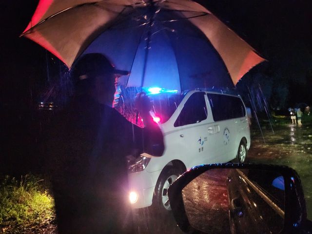 캠핑객 대피시키는 자율방범대