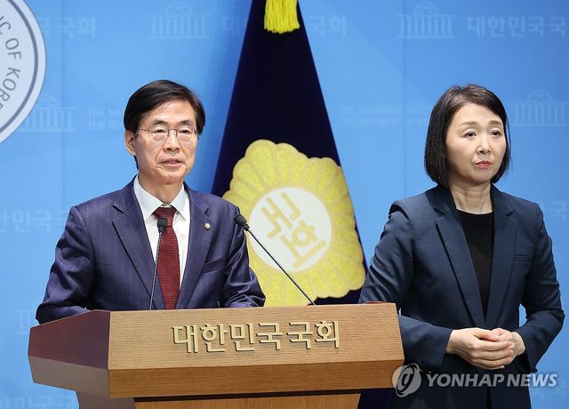 기자회견하는 조경태 의원