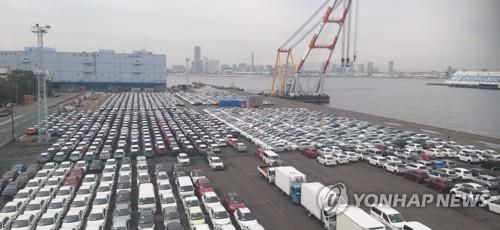 일본 요코하마항에 세워져 있는 자동차들