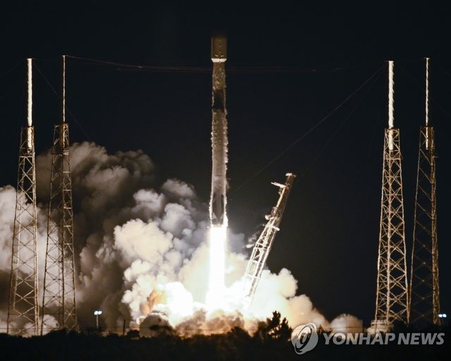 스타링크 위성을 싣고 발사되는 스페이스X 로켓