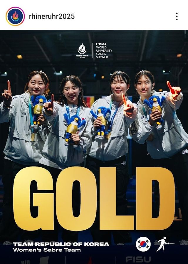 여자 사브르 단체전 우승한 최세빈(왼쪽부터), 김정미, 전하영, 선은비