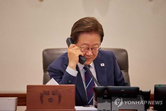 통화하는 이재명 대통령