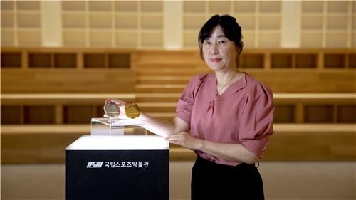 국립스포츠박물관에 소장품을 기증한 김임연씨.