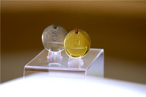 김임연씨가 국립스포츠박물관에 기증한 1992 바르셀로나 패럴림픽 금·은메달.