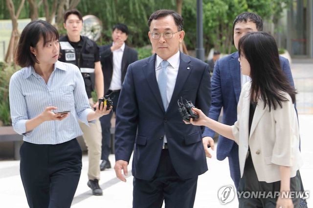 김건희 특검 출석하는 정근수 전 신한은행 부행장