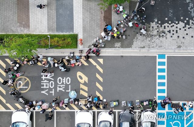 줄 서서 물 받는 아파트 주민들