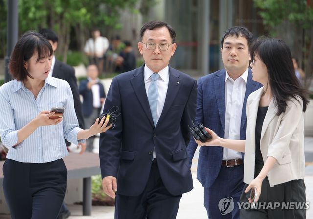 김건희 특검 출석하는 정근수 전 신한은행 부행장