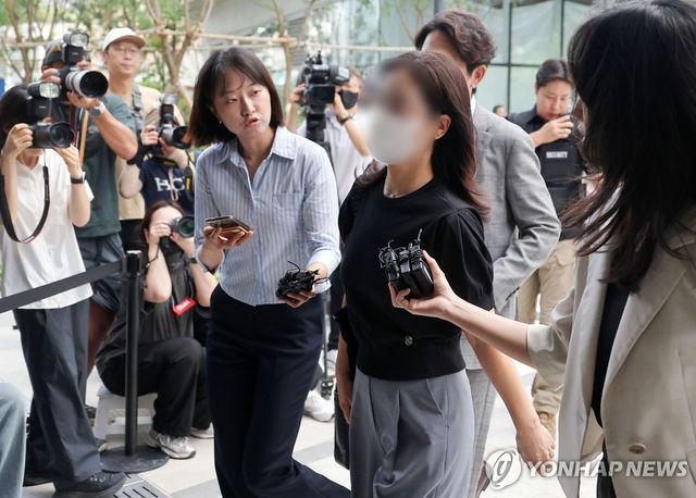 김건희 특검 출석하는 '김건희 집사' 배우자