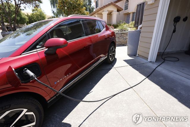 미국 캘리포니아의 한 가정에서 전기차를 충전하는 모습