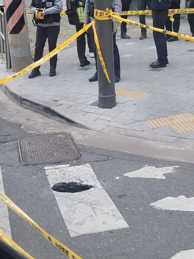 서울 강동구 대명초사거리에서 발견된 싱크홀