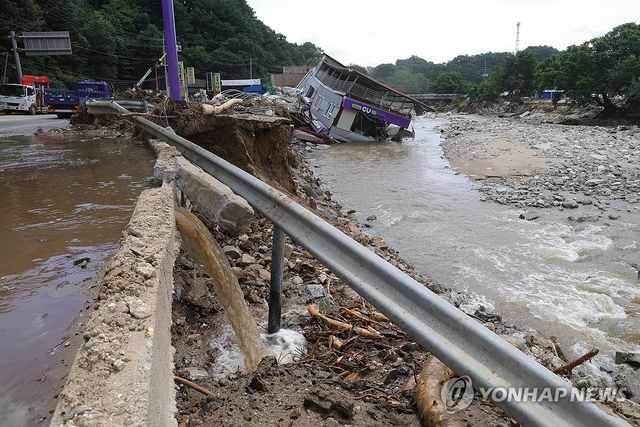 여전히 흘러 내리는 흙탕물