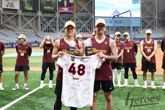 웰스에게 사인이 담긴 유니폼 선물하는 키움 주장 송성문