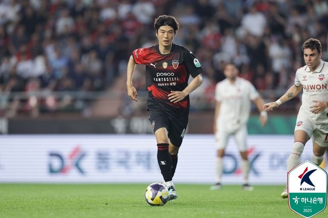 포항 유니폼 입고 드리블하는 기성용