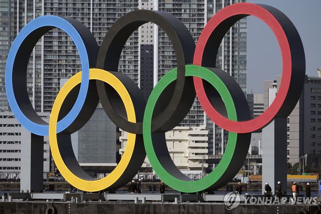 올림픽을 상징하는 오륜기 모형