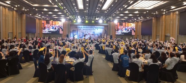 태극기 흔들며 개막 축하하는 차세대 동포들