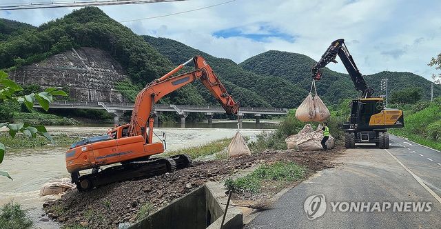 파손된 상수도 관로 복구 작업