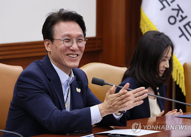 박수 치는 김민석 국무총리