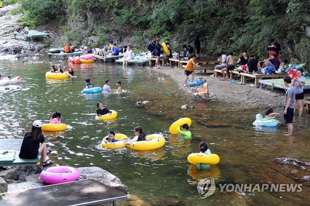 무주 구천동계곡 물놀이 인파