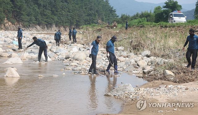 산청 실종자 수색하는 경찰