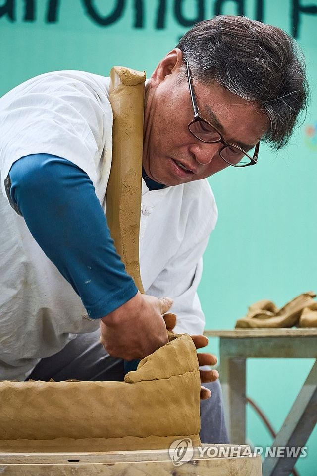 옹기 빚는 장인들