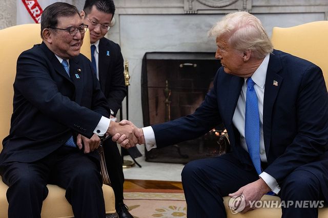 지난 2월 만난 트럼프 미국 대통령(오른쪽)과 이시바 일본 총리