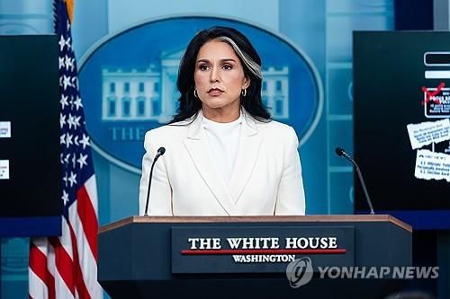 브리핑 나선 털시 개버드 미 국가정보국 국장