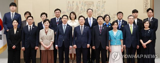 이재명 대통령, 임명장 및 위촉장 수여식 기념촬영