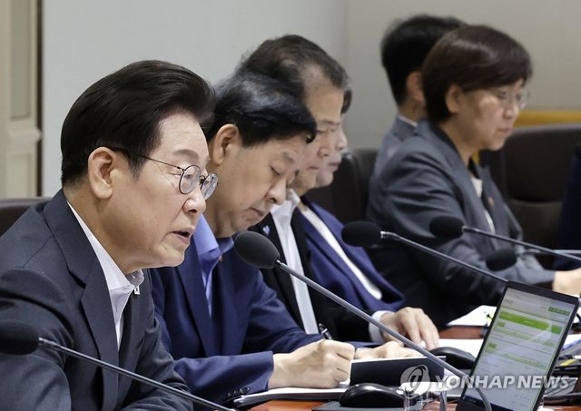 국무회의에서 발언하는 이재명 대통령