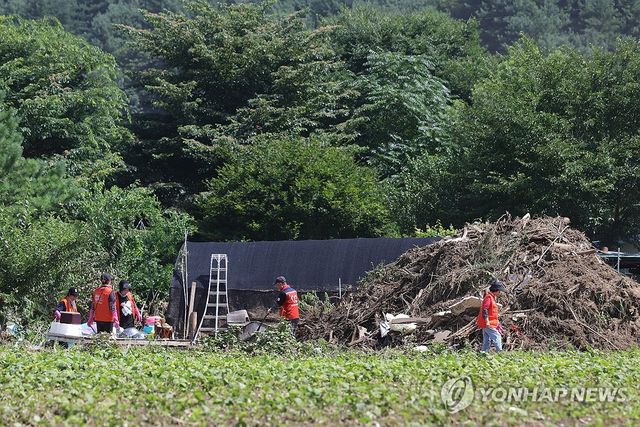 수해 복구 돕는 자원봉사자들