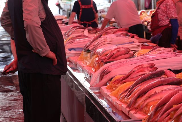 생선 고르는 시민