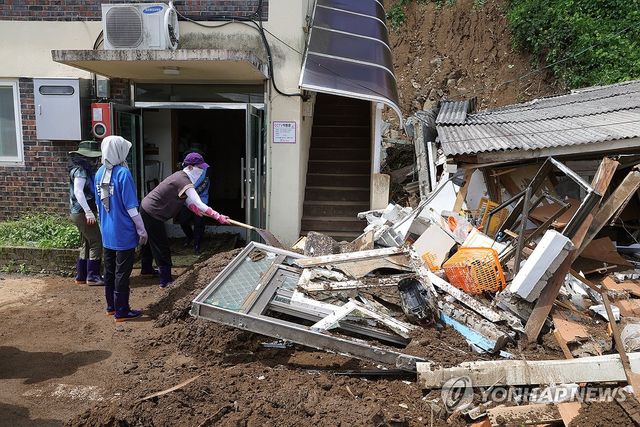 수해 복구 돕는 자원봉사자들