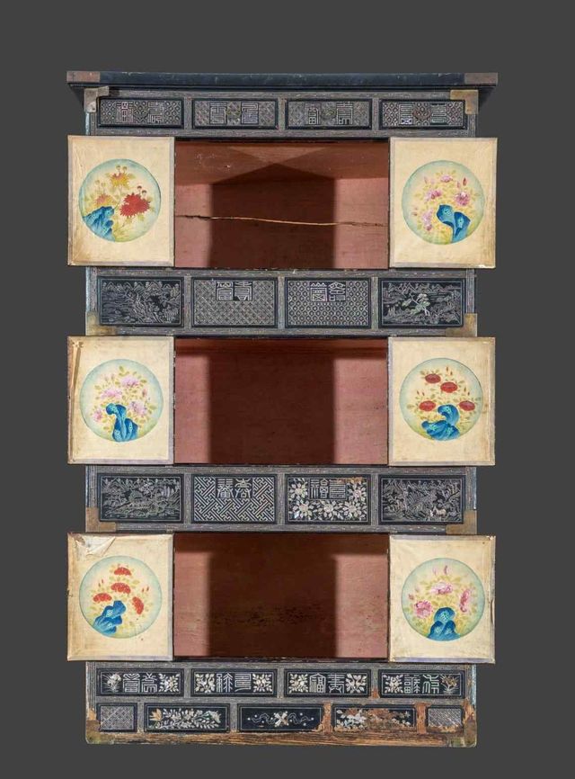 '나전산수무늬삼층장' 내부 