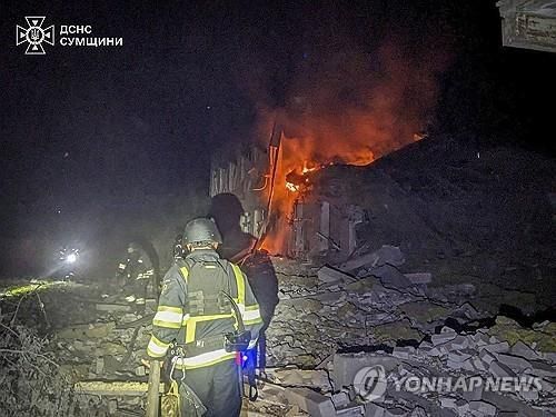 지난 15일(현지시간) 러시아군 공격으로 불이 난 우크라이나 수미 지역의 한 병원