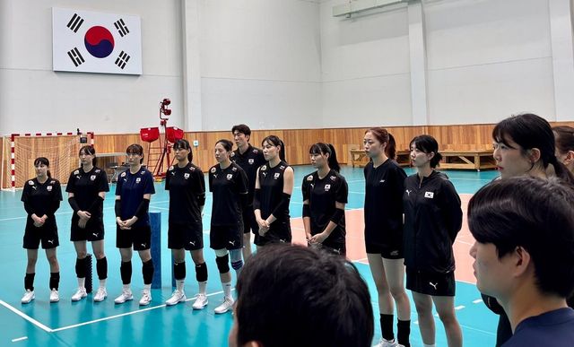 진천선수촌에 소집돼 모랄레스 감독의 이야기를 듣는 여자배구 대표팀 선수들