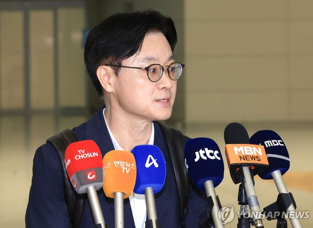 취재진 질문에 답하는 김정관 장관