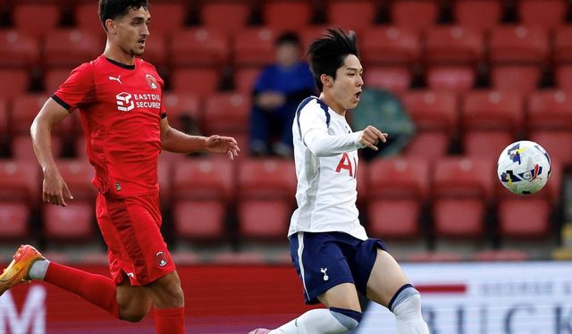 토트넘 유니폼을 입고 U-21팀 경기에 출전한 양민혁(오른쪽)