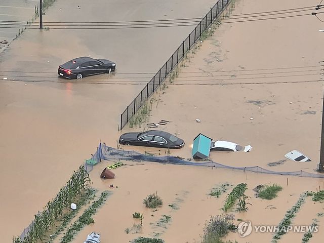 폭우에 잠긴 승용차