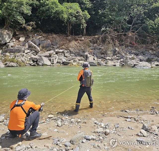 가평 실종 추정 남성 시신 인양하는 강원소방