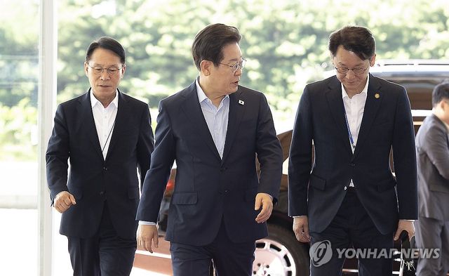 이재명 대통령과 황인권 대통령경호처장(왼쪽)