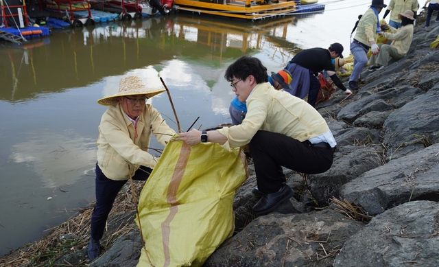 해양 쓰레게 수거하는 조석준 목포부시장(왼쪽)