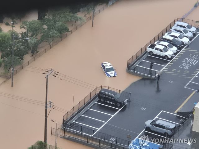 폭우에 잠긴 승용차