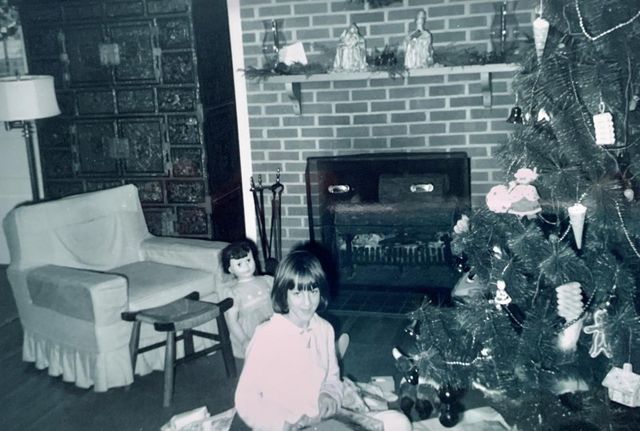 1960년대 중반 삼층장 앞에서 찍은 사진