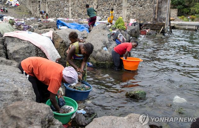 콩고민주공화국 키부의 호수에서 빨래는 여성들