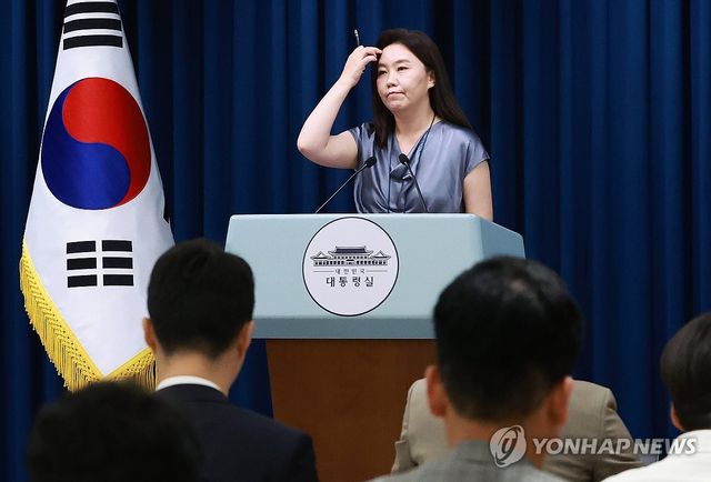 취재진 질문 듣는 강유정 대통령실 대변인
