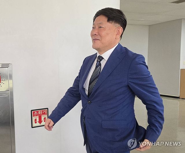 법정 향하는 김정규 타이어뱅크 회장