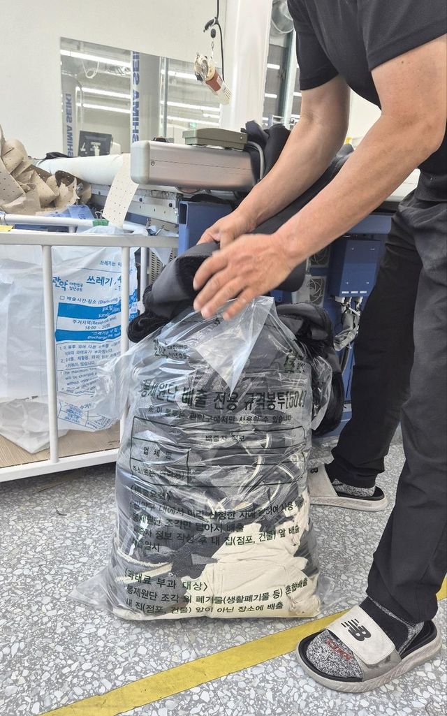 자투리원단을 전용봉투에 담는 모습