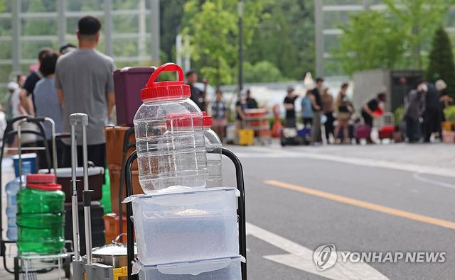 물 받기 위해 줄 선 주민