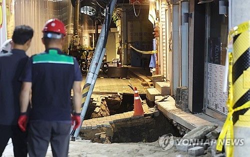 서울 동대문구 공사장서 2ｍ 지반 침하 (서울=연합뉴스) 김주형 기자 = 23일 서울 동대문구 이문동의 한 공사장에서 지반 침하가 발생, 관계자들이 현장을 살펴보고 있다. 동대문구청에 따르면 이문2동 복합청사 부설주차장 공사장에서 깊이 2m, 길이 5m 규모로 땅이 꺼졌다. 이로 인해 인근 건물이 기울어져 내부에 있던 공사장 인부 1명이 갇혔다가 구조됐다. 다른 인명피해는 현재까지 없는 것으로 파악됐다고 밝혔다. 2025.7.23 kjhpress@yna.co.kr(끝)