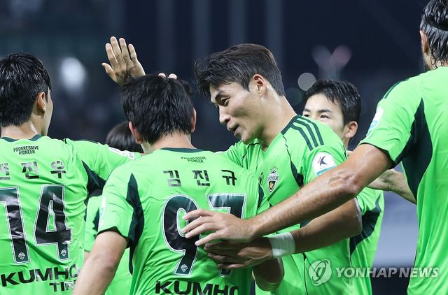 김진규 포옹하는 박진섭