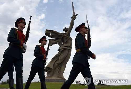 러시아 스탈린그라드 전투 기념물 앞을 지나는 러시아 병사들